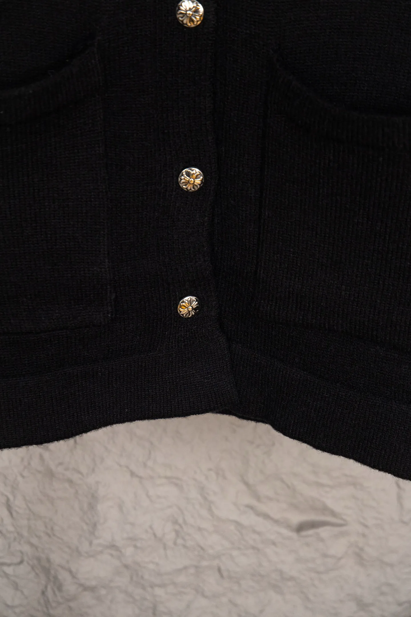 P260 -Chrome Hearts/Chrome Hearts Colorful cross leather cardigan jacket sweater. High weight, high density and high quality. The wool is soft, delicate and skin-friendly. It feels soft and silky. It has excellent warmth and skin-friendly properties. It is custom-woven and dyed without color difference. No matter the fabric or workmanship details, it is better than the ordinary version on the market. -The hardware and zipper accessories are all customized and full of details. Crow autumn and winter super heavy embroidery ➕ positioning leather label long-sleeved knitted cardigan lazy outer wear mid-length sweater -Colour: black white Size: S M L